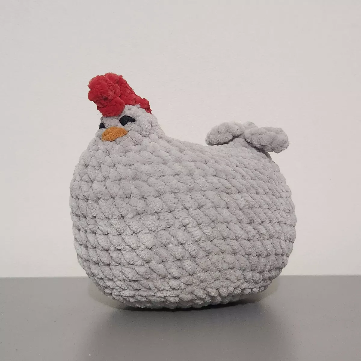 Poulet dodu en crochet - vue latérale montrant les ailes