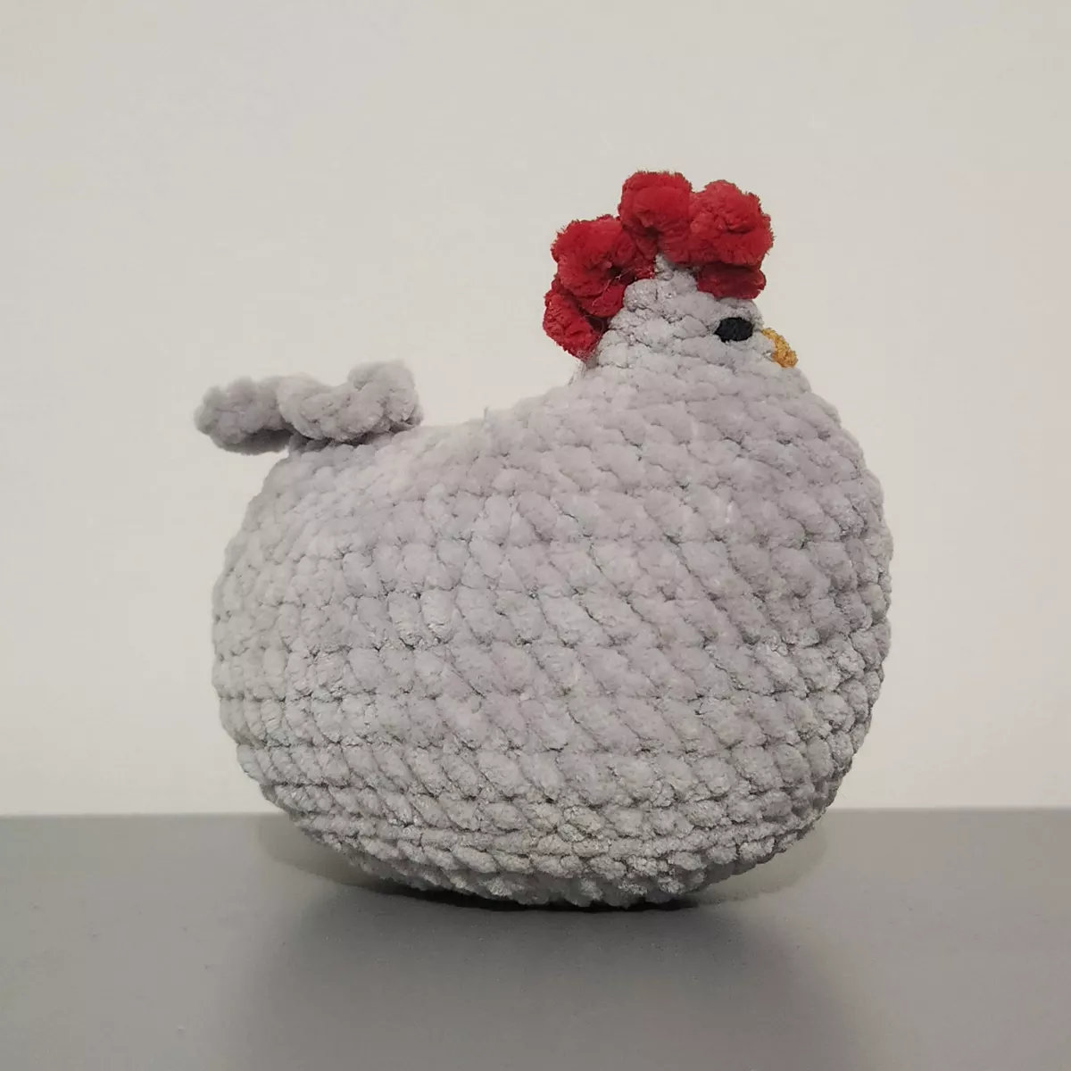 Poulet dodu en crochet - gros plan sur la crête