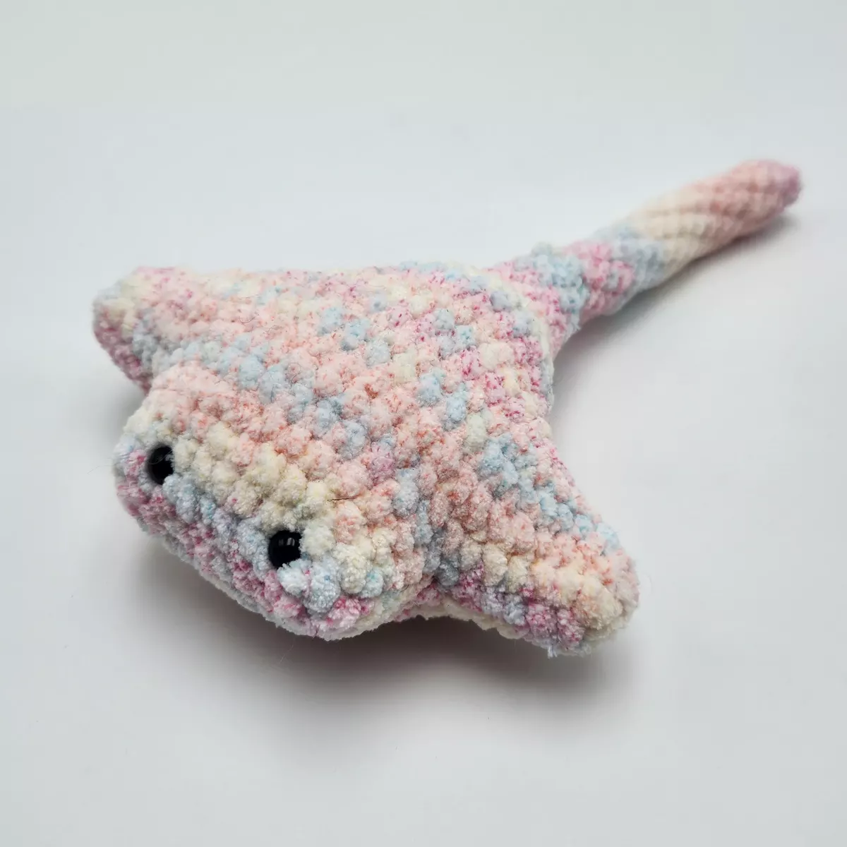 Raies - Raie en crochet - peluche artisanale vue latérale