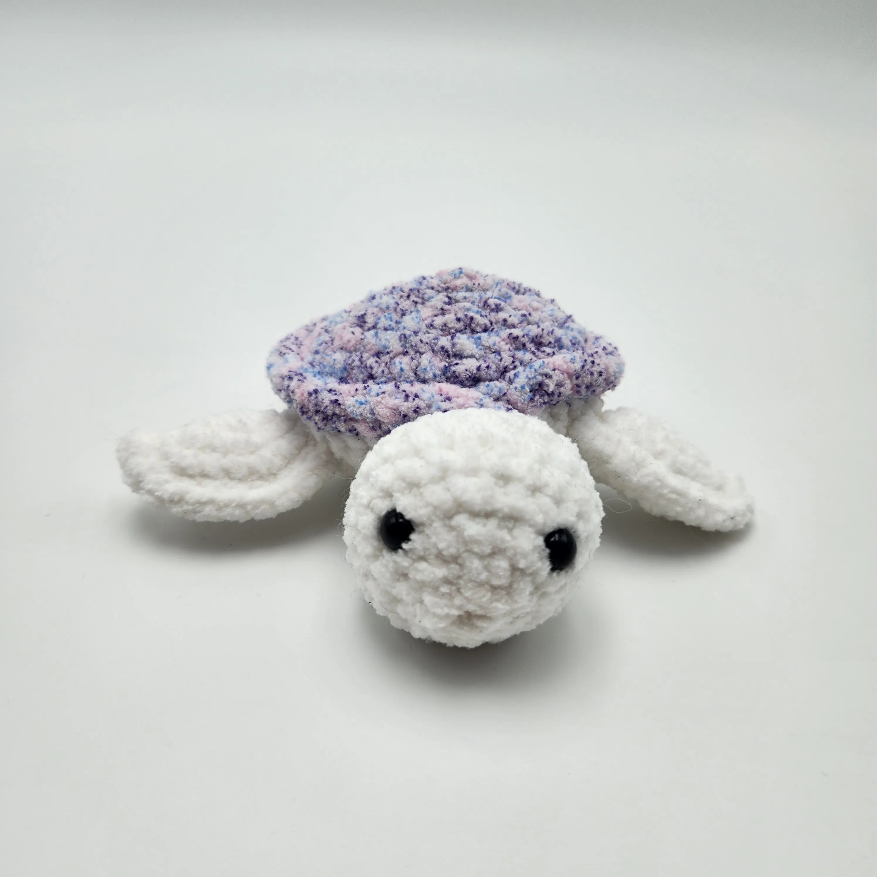 Tortues - Tortue en crochet Blanc & Mauve chiné - peluche vue rapprochée, finitions brodées