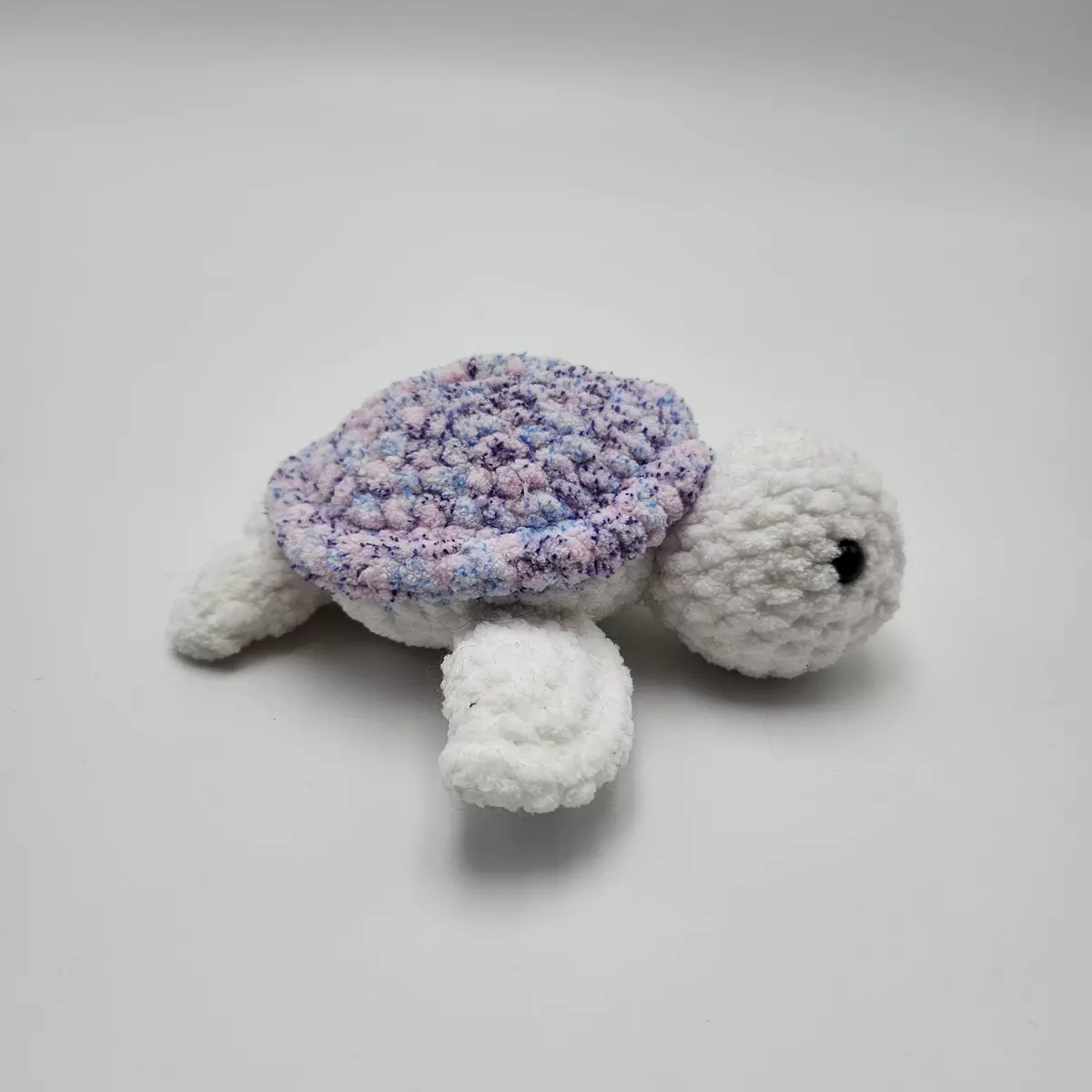 Tortues - Tortue en crochet Blanc & Mauve chiné - peluche faite main, vue de côté