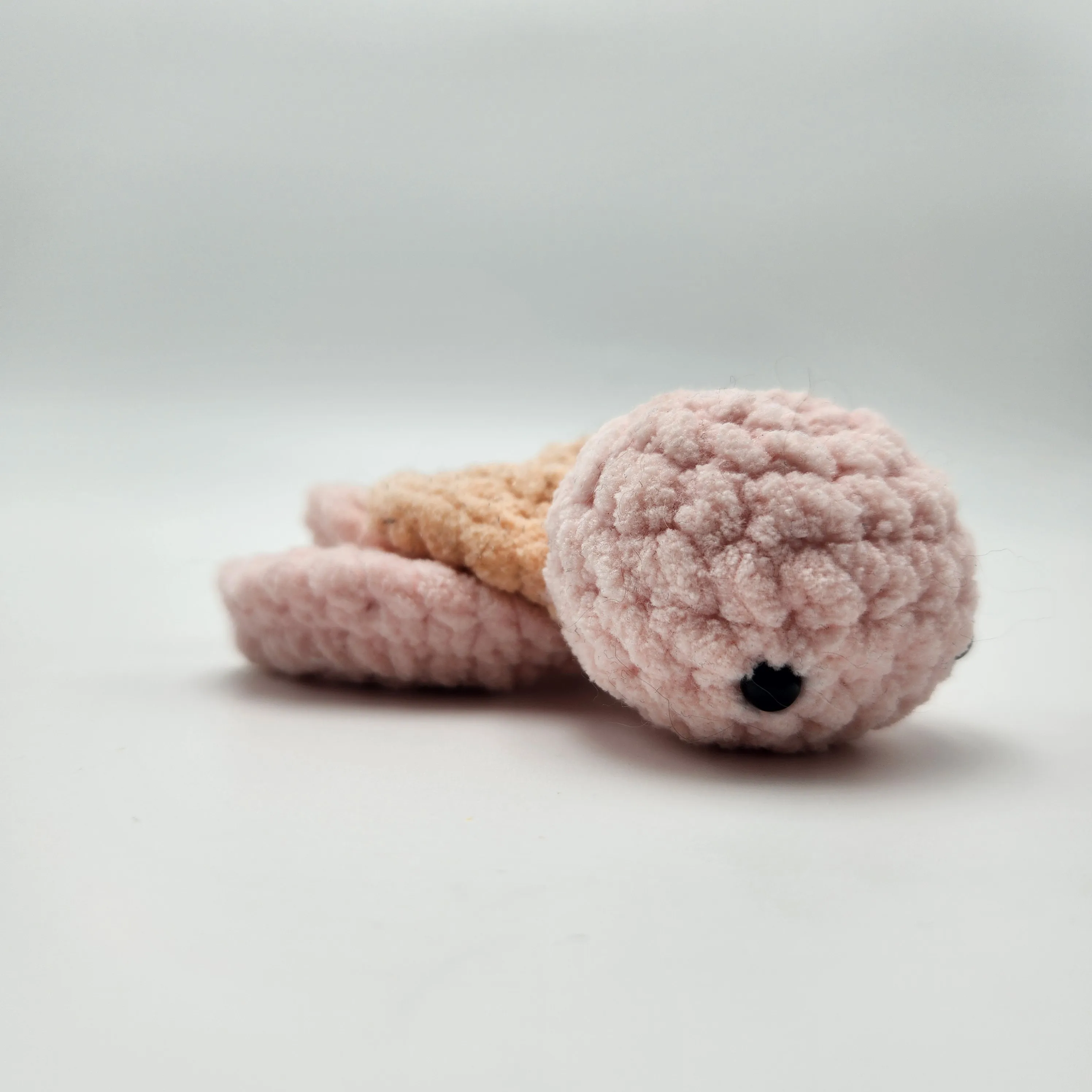 Tortues - Tortue en crochet Rose & Moutarde - peluche artisanale, vue de dessus