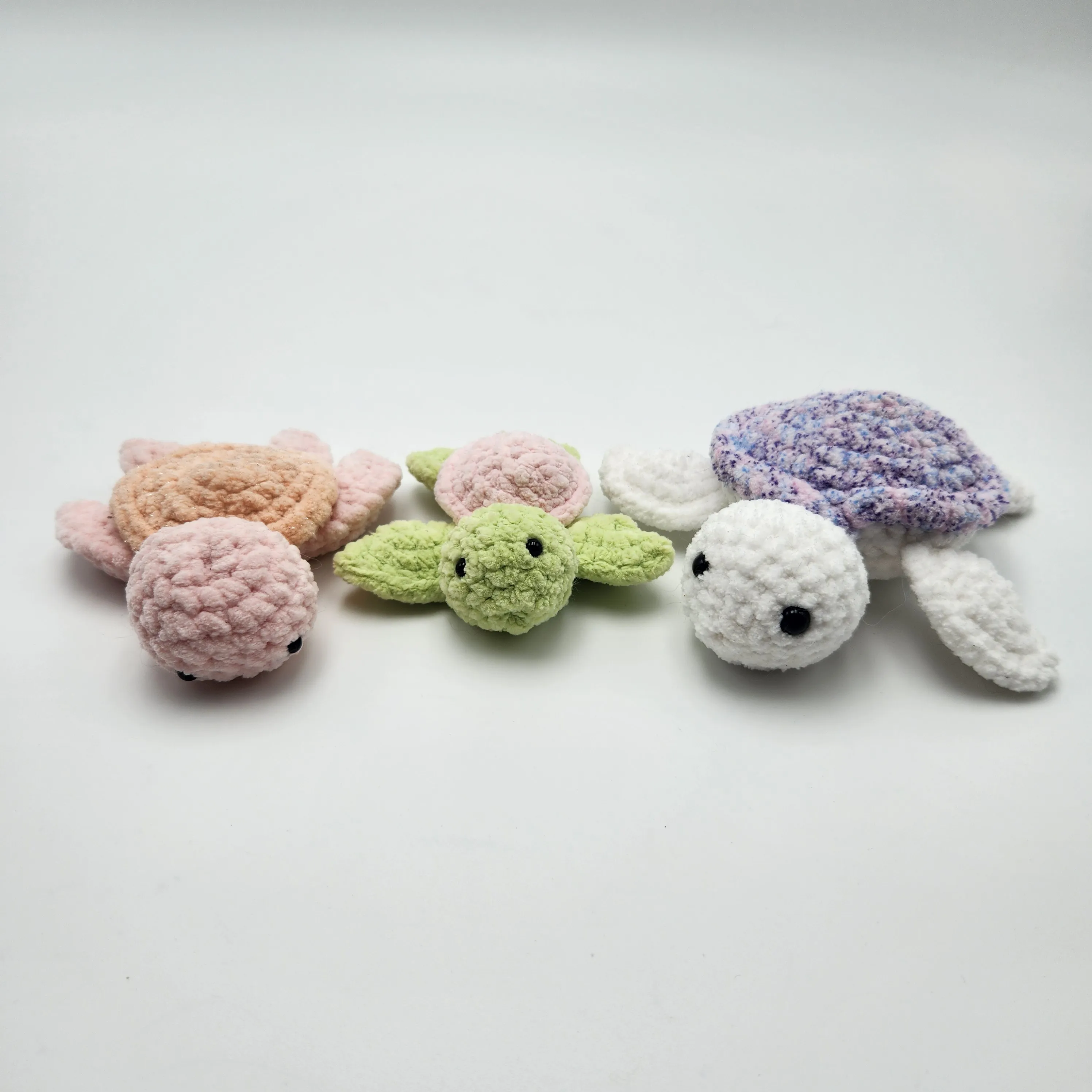Tortues - Les 3 coloris disponibles : Rose & Moutarde, Vert & Rose, Blanc & Mauve