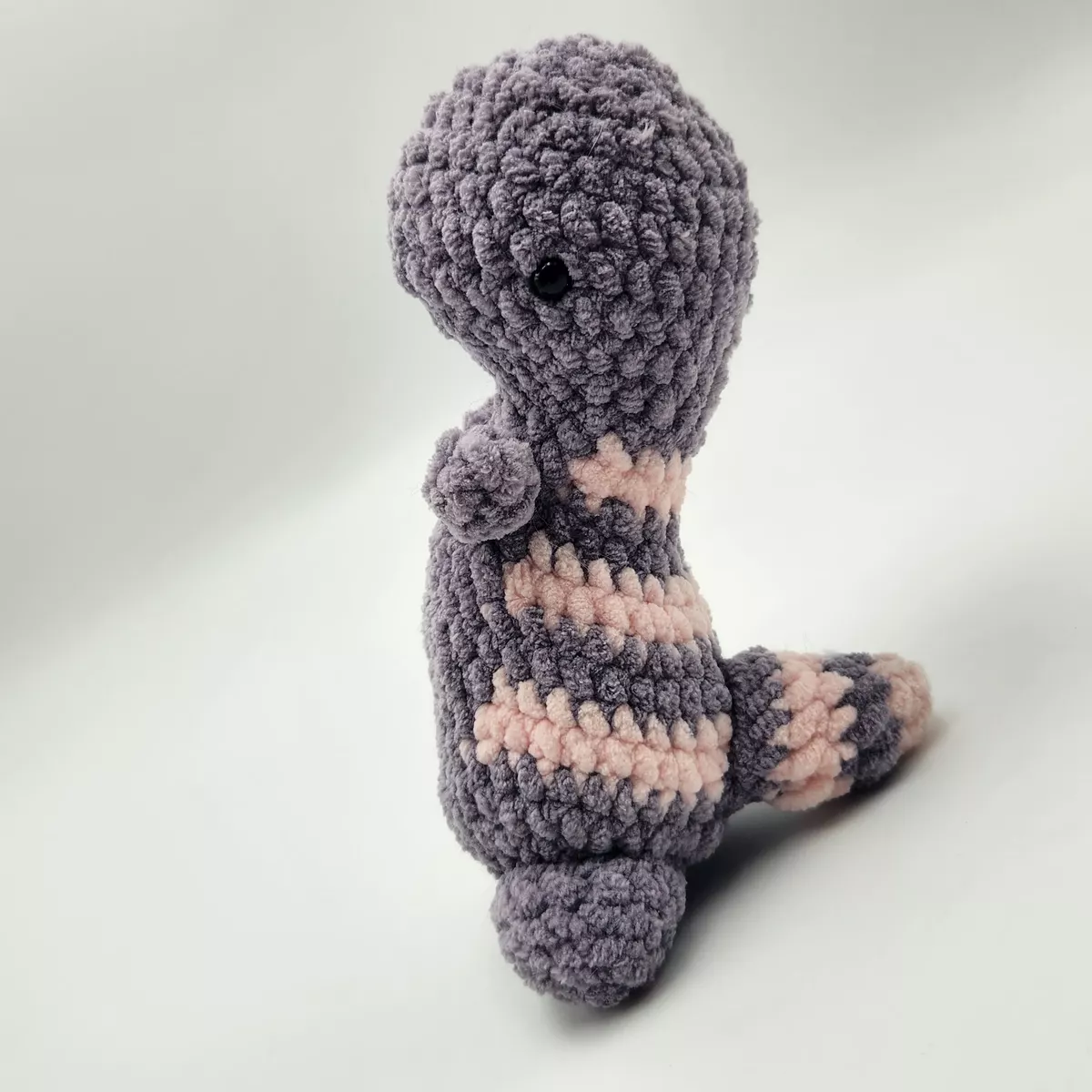 T-rex en crochet - peluche mignonne avec finitions soignées - création faite main