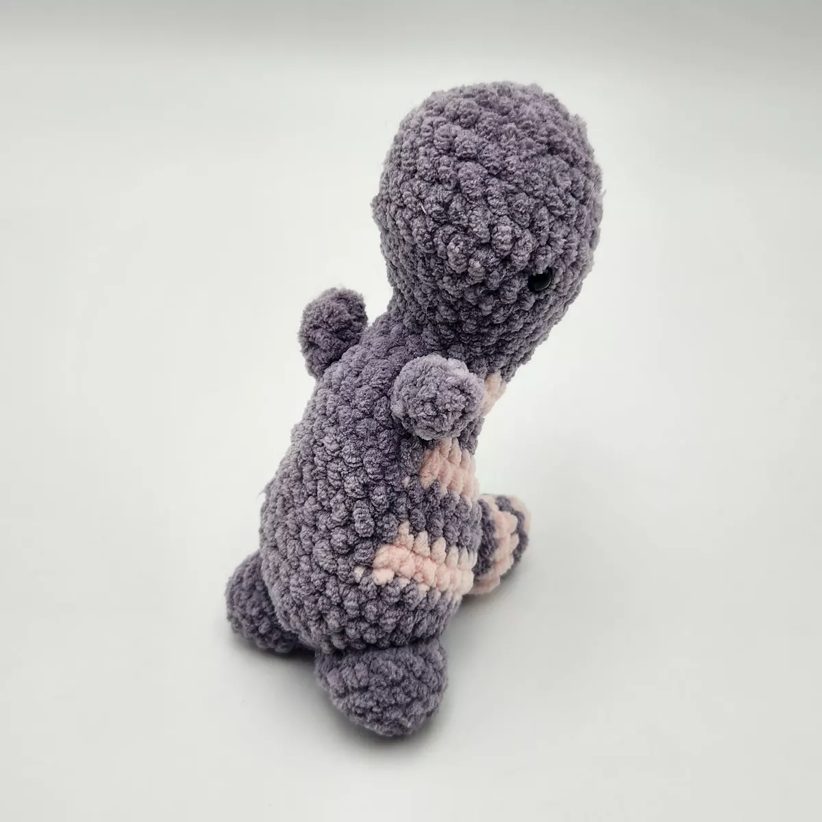 T-rex en crochet - peluche faite main, vue latérale