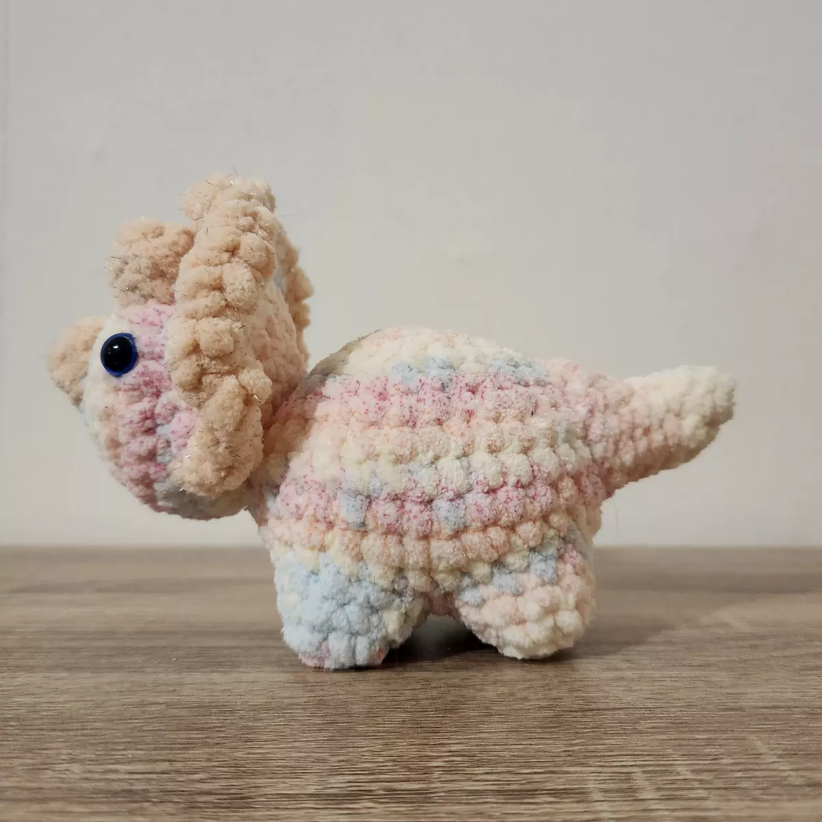 Triceratops en crochet - peluche faite main, vue latérale