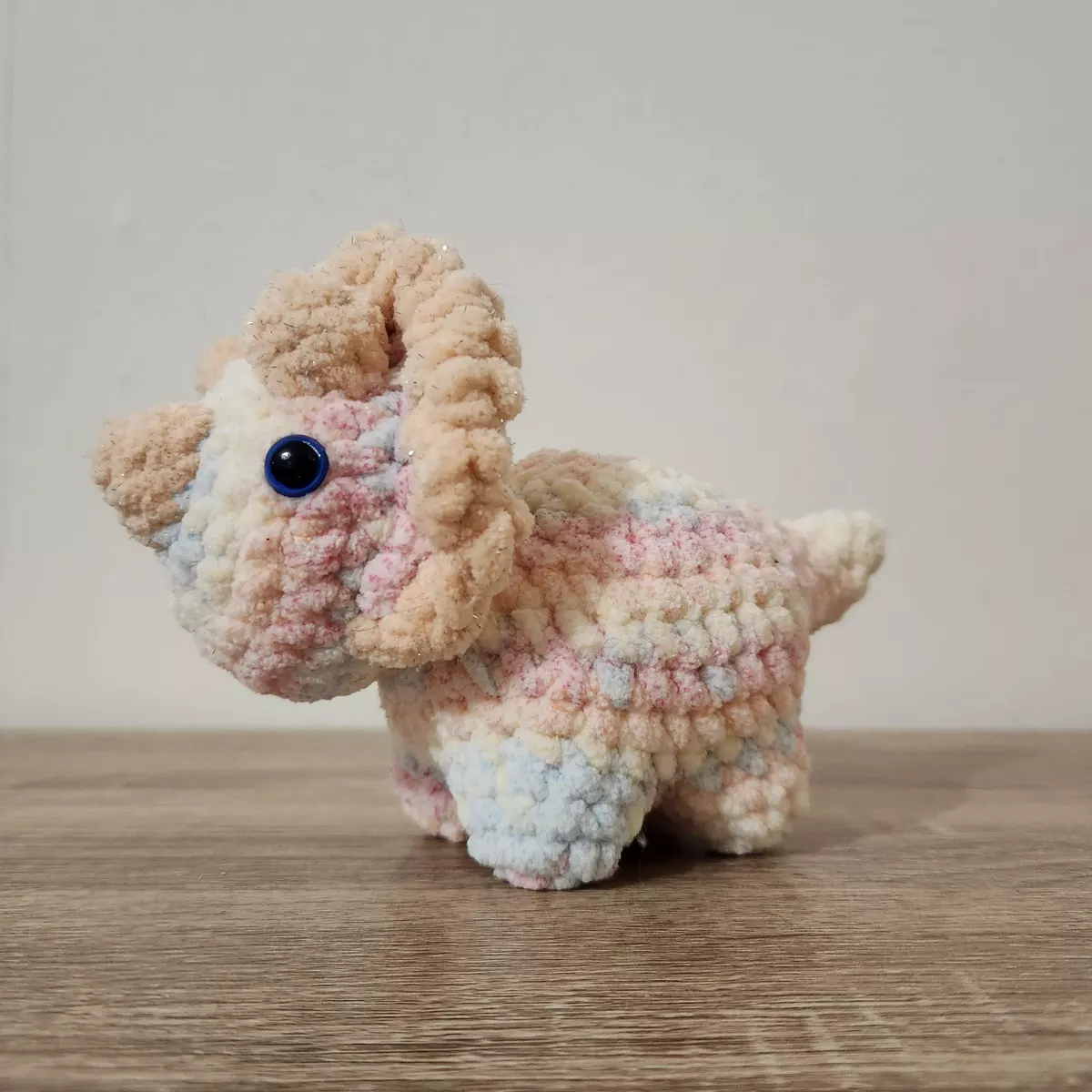 Triceratops en crochet - peluche artisanale mignonne, vue de face