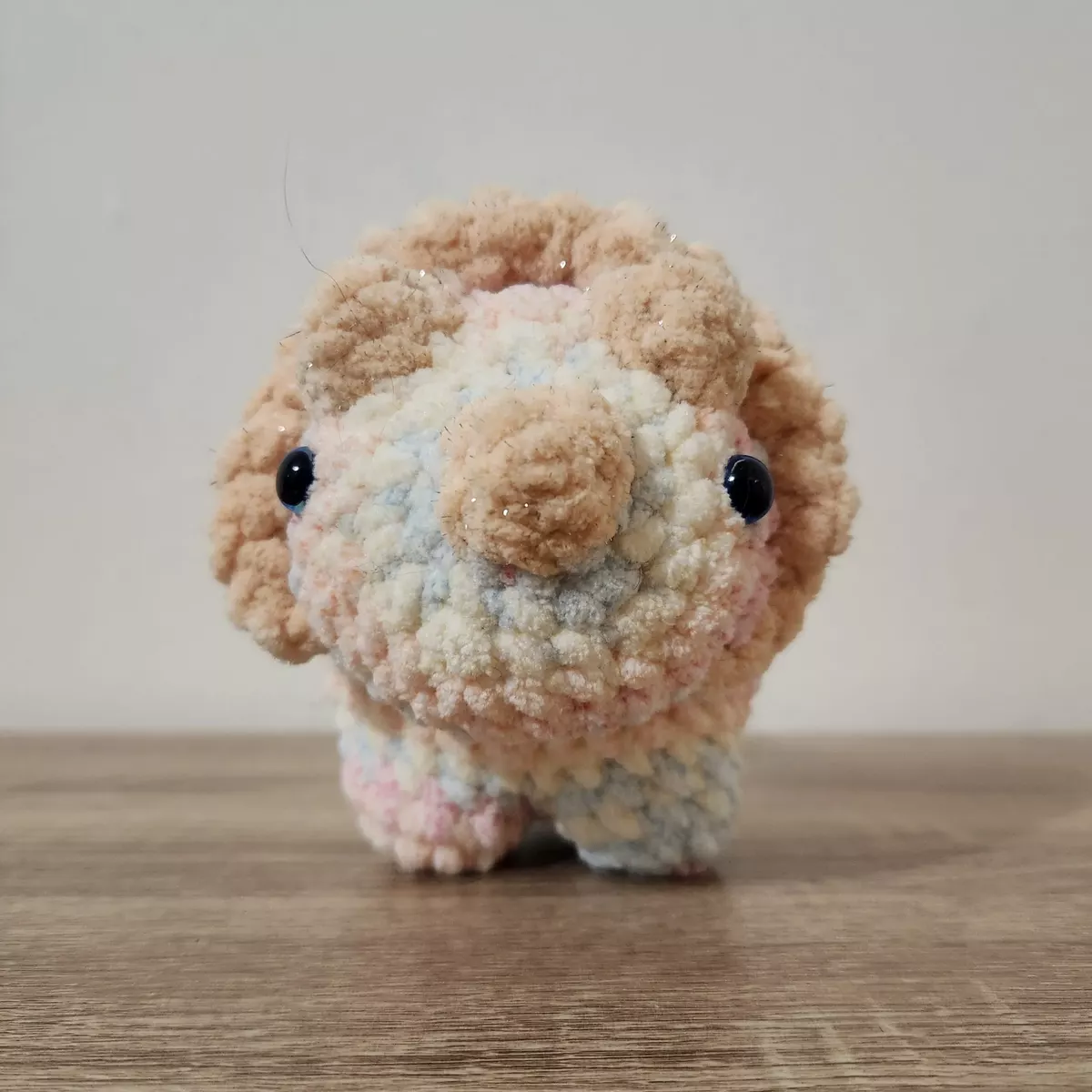 Triceratops en crochet - peluche mignonne avec finitions soignées - création faite main